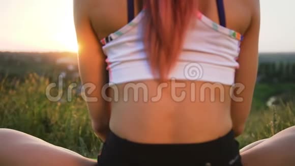 在日落时分在野外做瑜伽的瘦女孩视频的预览图