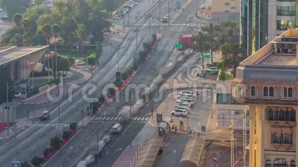 迪拜溪地区被现代建筑和繁忙的交通街道时间所包围视频的预览图