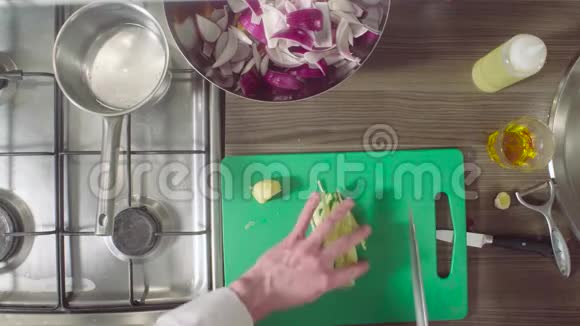 厨师在砧板上切姜根视频的预览图