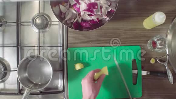 厨师在砧板上切姜根视频的预览图