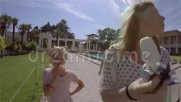 妈妈和两个女儿在美丽的绿色公园散步克里米亚a视频的预览图