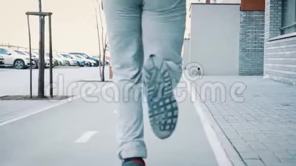 莫斯科俄罗斯22岁042017年穿运动鞋跑步腿背部跑步运动员视频的预览图