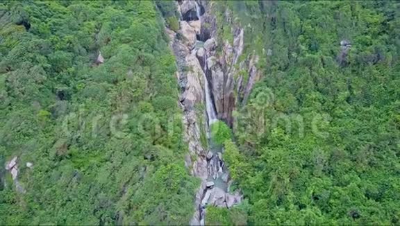 从落基峡谷的瀑布瀑布瀑布瀑布中消失视频的预览图