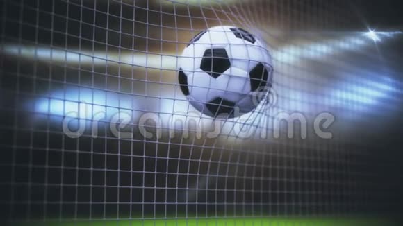 球门一个足球在看台的背景下飞进球门镜头闪烁体育游戏动画视频的预览图