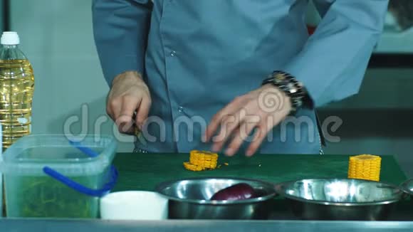 用厨师手切玉米用于厨房餐桌上的食谱烹饪视频的预览图