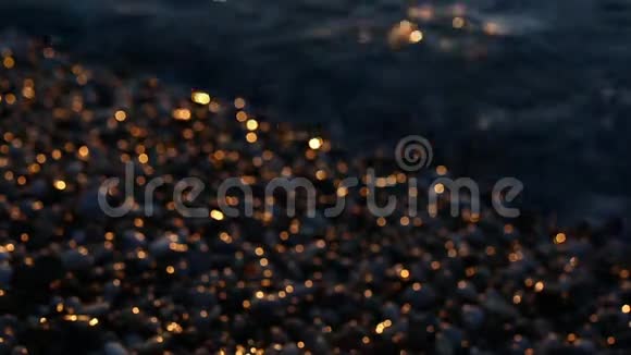 日出时有平静的大海和鹅卵石的海滩视频的预览图