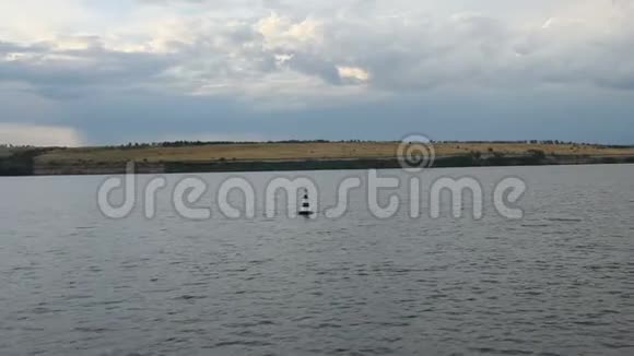 傍晚的河流景观在浮标上伏尔加游轮俄罗斯夏天天空云彩从一艘移动的船上视频的预览图
