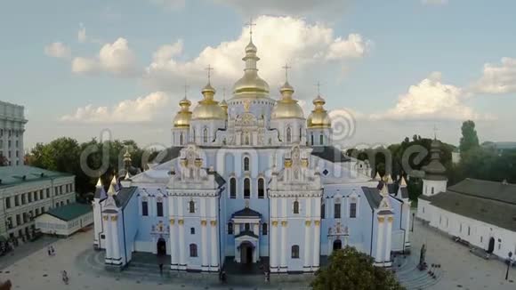 金色圆顶的东正教教堂的壮丽景色视频的预览图