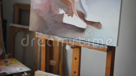 在纸上画画胶合板上五颜六色的油漆调色板手把丙烯酸涂料从管子里挤出来视频的预览图