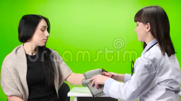 女人衡量可爱护士的压力绿色屏幕视频的预览图