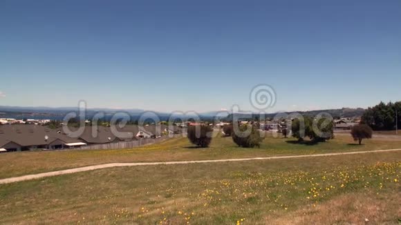 俯瞰新西兰道路的地形全景视频的预览图