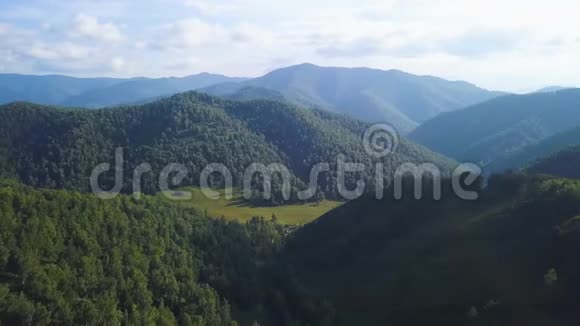 山景山谷村庄在山上牧场绿草草地全景从上面看视频的预览图