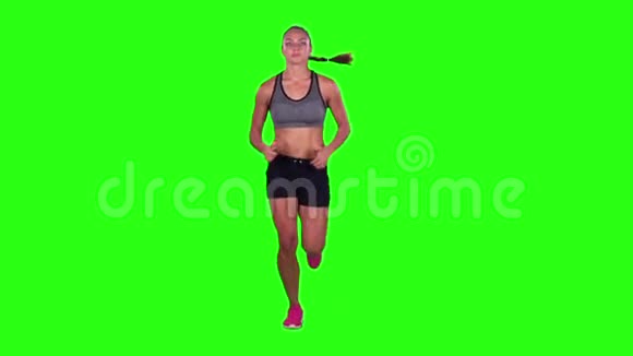 女子全身奔跑侧射绿色屏幕慢动作视频的预览图