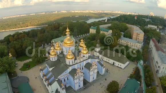 金色圆顶教堂雄伟壮观城市景观视频的预览图