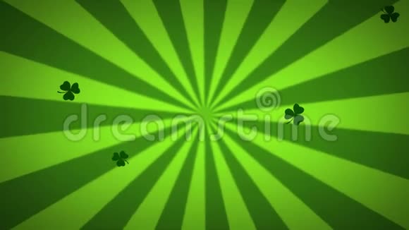 动画漂浮的绿色三叶草落在绿色条纹上在背景中循环旋转视频的预览图