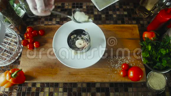 厨师把牡蛎加到盘子里视频的预览图