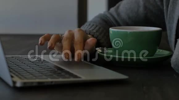 女人在咖啡馆里打手提电脑视频的预览图