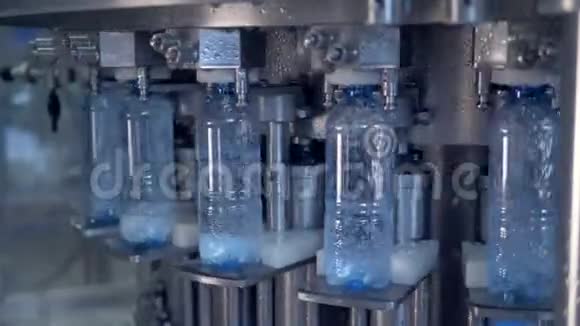 塑料水瓶由载体持有并制成满视频的预览图