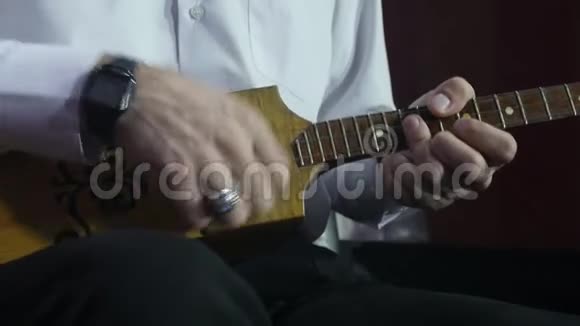 演奏传统弦乐器的人手视频的预览图