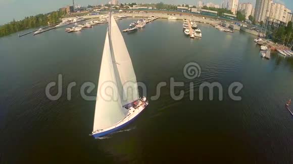 乘坐游艇在城市河流帆船离开港口的美丽景色视频的预览图