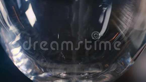 椰奶倒入玻璃杯中视频的预览图