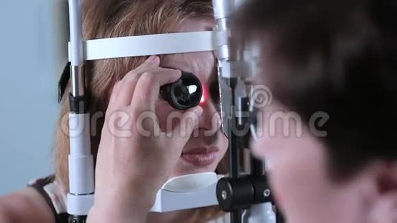 女医生用现代医疗器械检查眼睛现代医院的眼科检查视频的预览图
