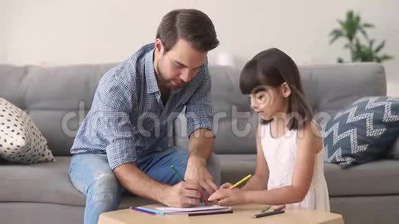 爸爸和小女儿在家玩铅笔画画视频的预览图