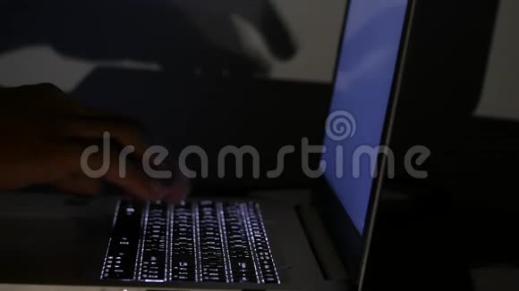 输入键盘手提电脑白色普通屏幕视频的预览图