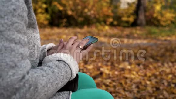 年轻女人用手机发信息女孩用智能手机发短信视频的预览图