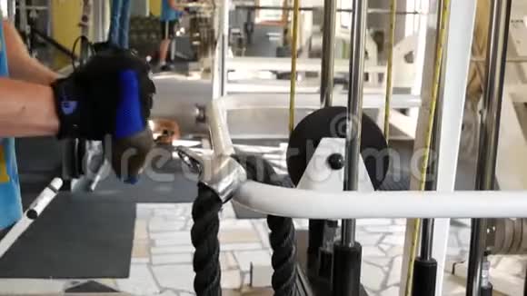 在健身房锻炼胸部锻炼视频的预览图