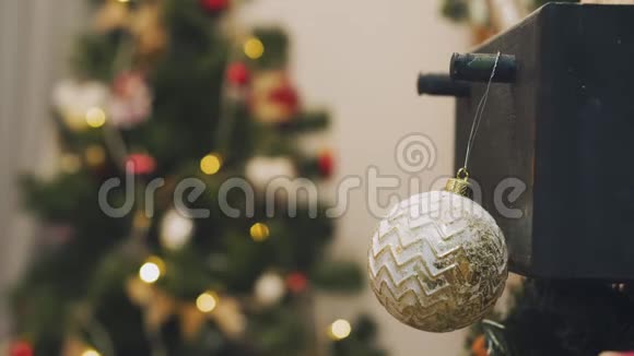 手女人用圣诞彩灯装饰圣诞树视频的预览图