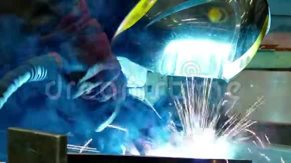 焊工进行跳焊视频的预览图