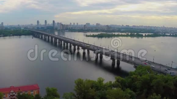 车辆行驶繁忙的河桥高峰时间鸟瞰视频的预览图