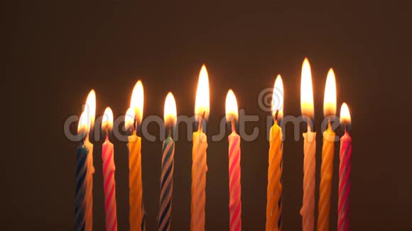 生日的蜡烛正在燃烧视频的预览图