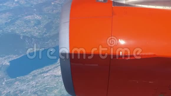 飞机涡轮通过飞机窗口飞行视频的预览图