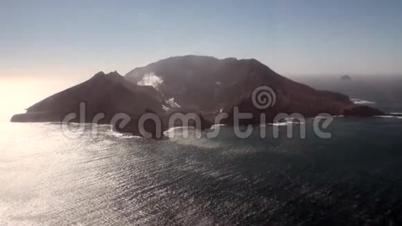 从新西兰的直升机上可以看到白岛和火山视频的预览图