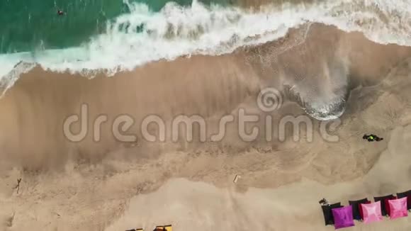 鸟瞰天堂维珍海滩和伞在巴厘岛印度尼西亚视频的预览图