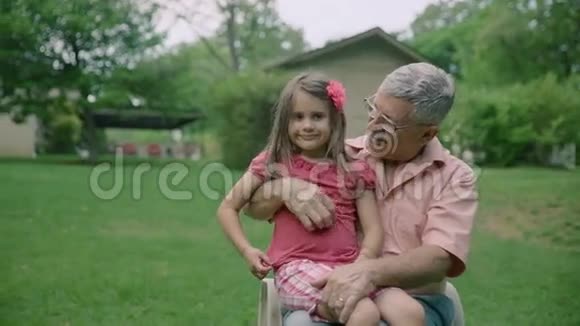 在夏天祖父背着孙女扛在肩上视频的预览图