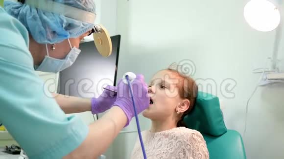 内科医生耳鼻喉科医生耳鼻喉科医生耳鼻喉科儿科医生检查儿童视频的预览图