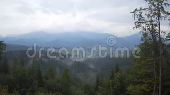 从山顶到村庄的山景视频的预览图