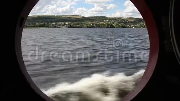 河流景观通过船的舷窗拍摄伏尔加河俄罗斯视频的预览图