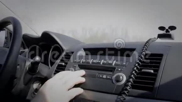 戴胡子戴眼镜的人开车视频的预览图