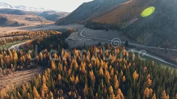 有雪峰蜿蜒河床和秋树的山谷视频的预览图
