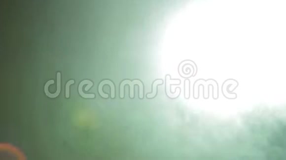 烟雾机烟雾中的一束轮廓聚光灯照亮了场景视频的预览图