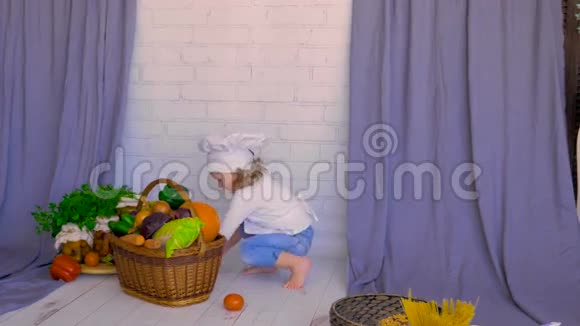 可爱的孩子把蔬菜放进篮子里健康饮食观视频的预览图