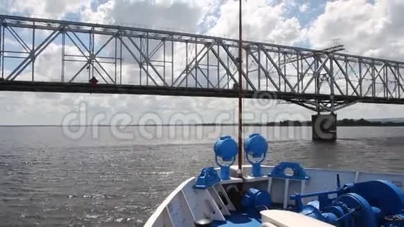 俄罗斯萨拉托夫附近的伏尔加河上一艘客船从铁路桥下驶过视频的预览图