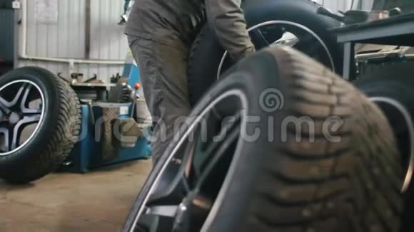 汽车维修工人机械车间视频的预览图