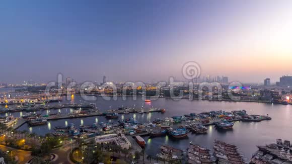 迪拜溪景观日夜兼程船和船靠近海滨视频的预览图