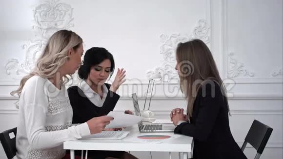 三个女商人在办公室里讨论一些事情视频的预览图