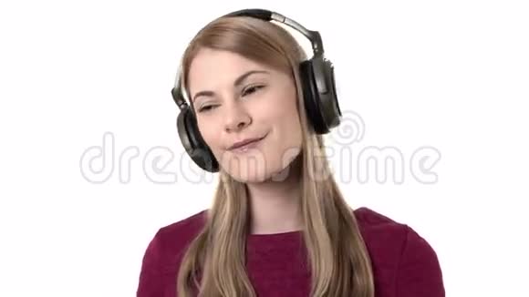 戴着耳机的漂亮女人在智能手表上听音乐用手亲吻孤立无援视频的预览图